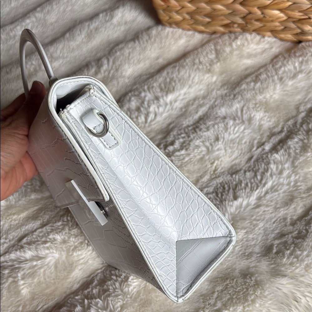GUESS small handbag with solid handle - Picture 2 of 4